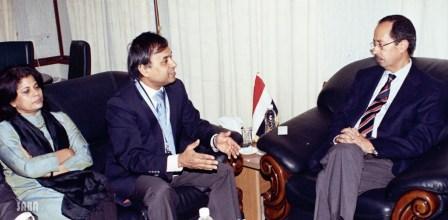 د. الارحبي لدى لقائه بعثة البنك الدولي بمشاريع تشغيل الشباب.